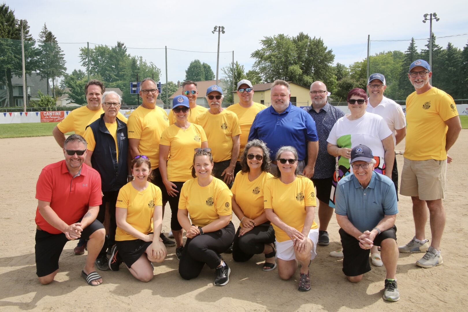 L’inauguration officielle du Tournoi provincial de baseball 11U de Saint-Hyacinthe a réuni les bénévoles autour du président d’honneur, le maire André Beauregard, et du président de la 37e édition, Bruno Parenteau. Photo Robert Gosselin | Le Courrier ©