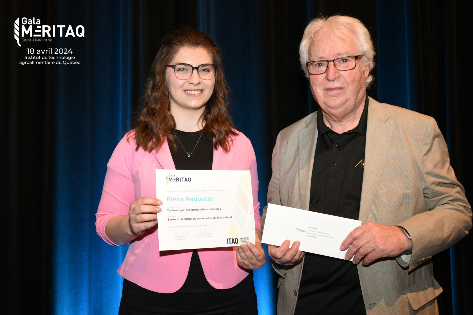 La lauréate Éléna Paquette accompagnée de Charles Bachand, vice-président de la Fondation Agria. Photo ITAQ