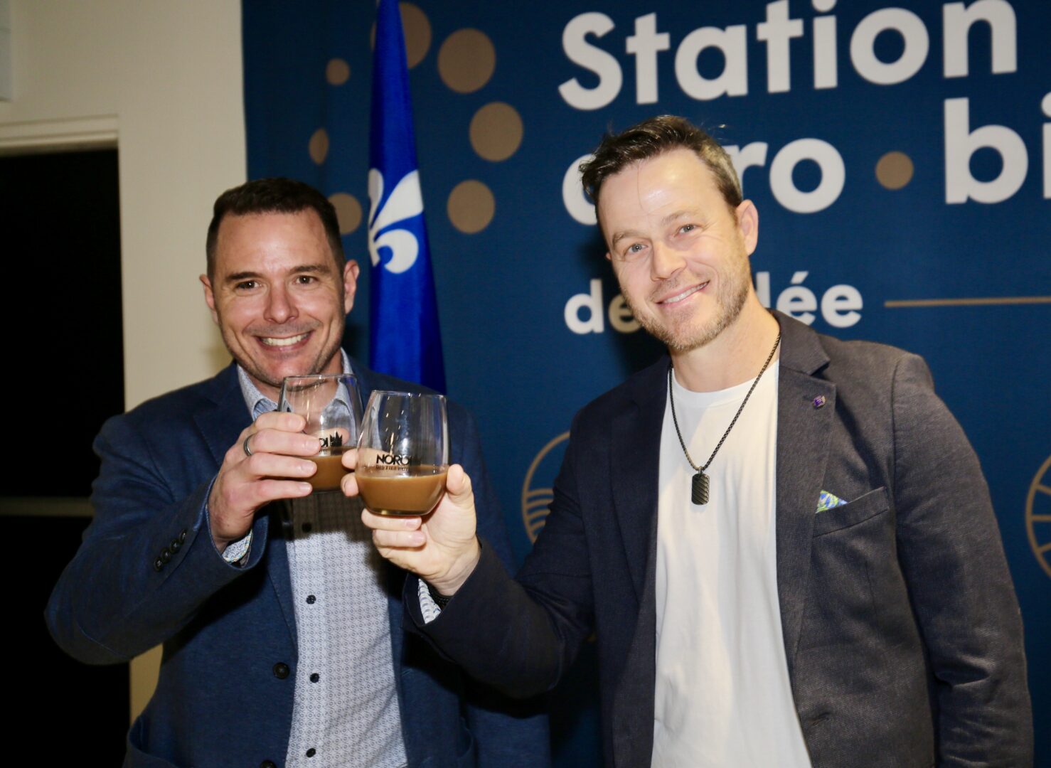 Jonathan Robin, président de la Station Agro-Biotech, et Louis Morissette, président du Groupe KO, sont extrêmement fiers du nouveau café au lait qui fera son apparition sur les tablettes d’ici quelques mois. Photo Robert Gosselin | Le Courrier ©