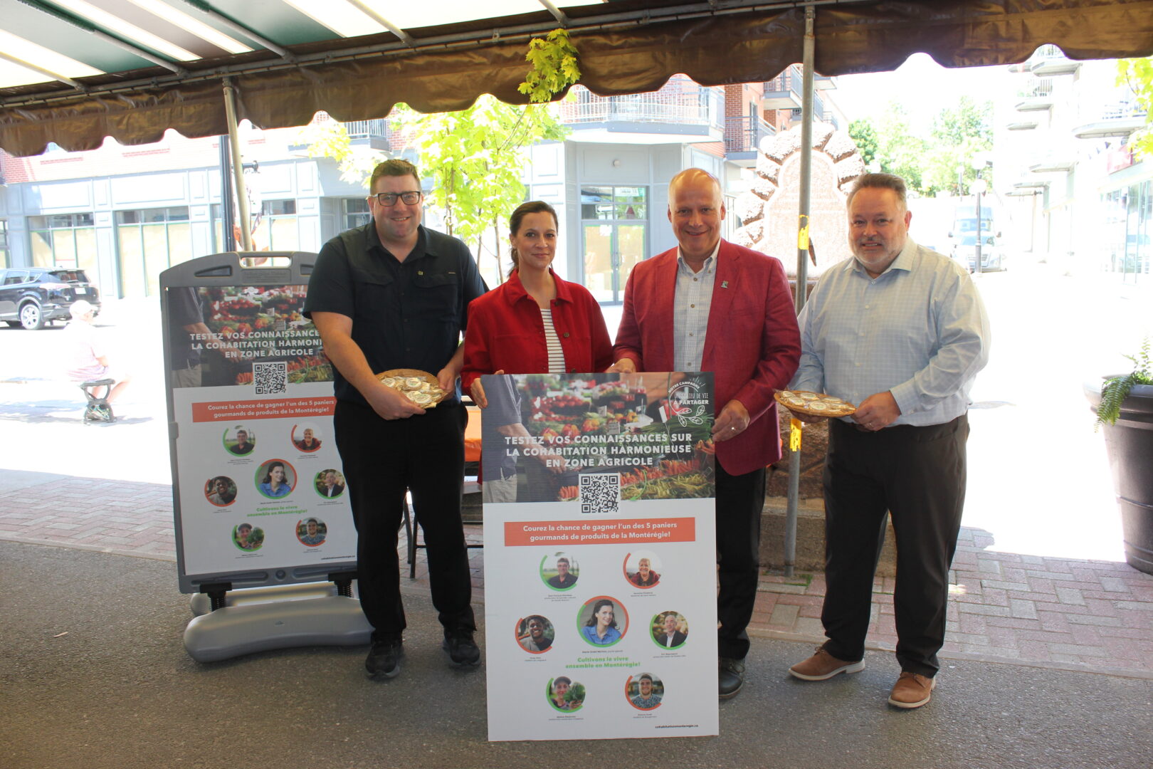 Jérémie Letellier, président de la Fédération de l’UPA de la Montérégie, Marie-Soleil Michon, porte-parole de la campagne, Simon Giard, préfet de la MRC des Maskoutains, et André Beauregard, maire de la Ville de Saint-Hyacinthe, étaient présents pour dévoiler le concours grand public de la campagne sur la cohabitation harmonieuse en zone agricole, « Notre campagne, un milieu de vie à partager - Cultivons le vivre ensemble en Montérégie ». Photo gracieuseté