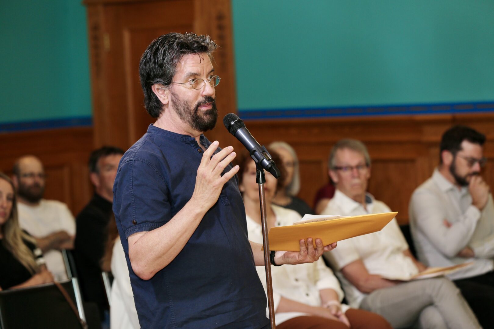 Une vingtaine de citoyens du district Yamaska à Saint-Hyacinthe se sont présentés à la séance du conseil municipal du 17 juin pour s’opposer à l’installation d’un parc canin au parc du Ruisseau. Le citoyen Jean-Pierre Boucher a invité le conseil à s’informer des impacts d’un parc canin en zone résidentielle. Photo Robert Gosselin | Le Courrier ©