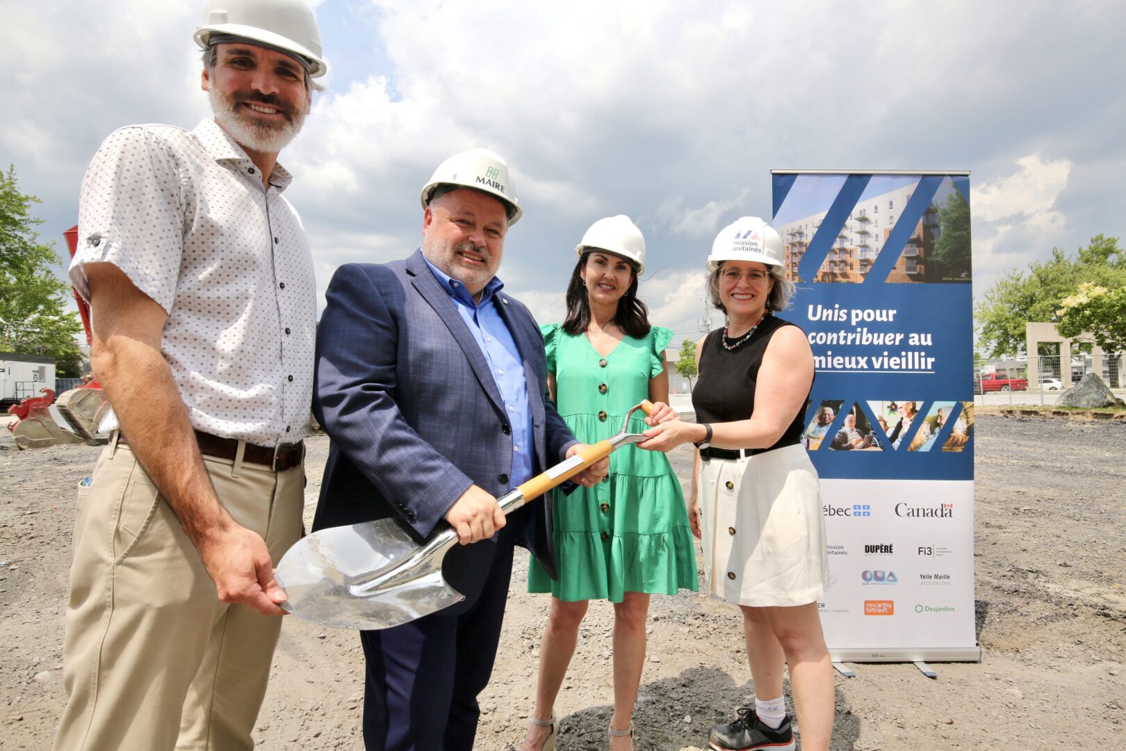 Le président d’Habitations Maska, David Bousquet, le maire de Saint-Hyacinthe, André Beauregard, la députée de Saint-Hyacinthe, Chantal Soucy, et la présidente-directrice générale de Mission Unitaînés, Caroline Sauriol, ont procédé à la pelletée de terre protocolaire. Photo Robert Gosselin | Le Courrier ©