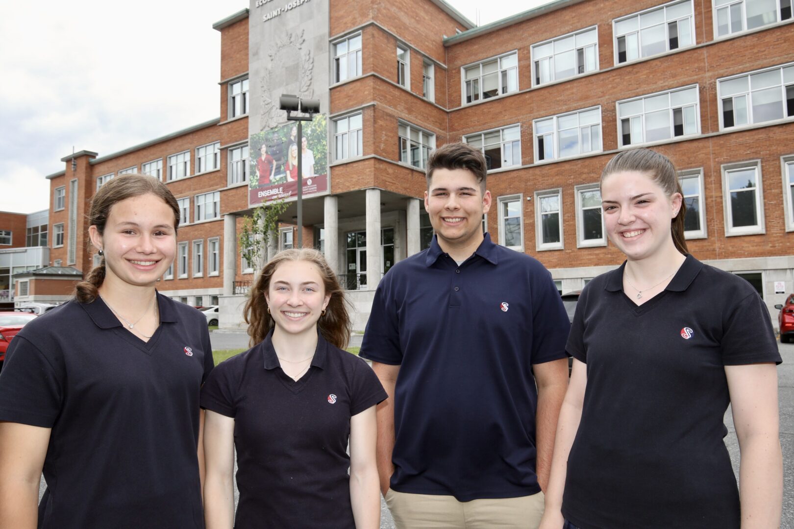 Coralie Beaudry, Daphnée Girouard Leclerc, Loïc Beaudry et Mélyanne Leblanc, de l’École secondaire Saint-Joseph, font partie des élèves finalistes au concours Jamais Trop Tôt du Festival international de la chanson de Granby. Photo Robert Gosselin | Le Courrier ©