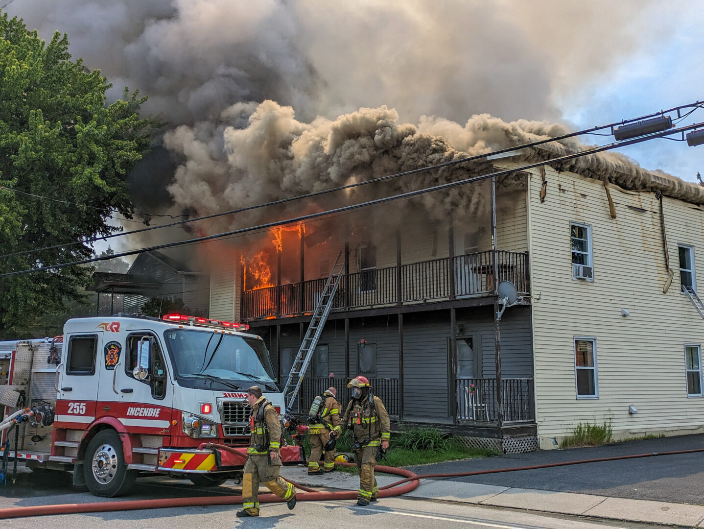 Un incendie a ravagé un quadruplex, un duplex et un atelier mécanique le 4 juin à Sainte-Madeleine. Photothèque | Le Courrier ©