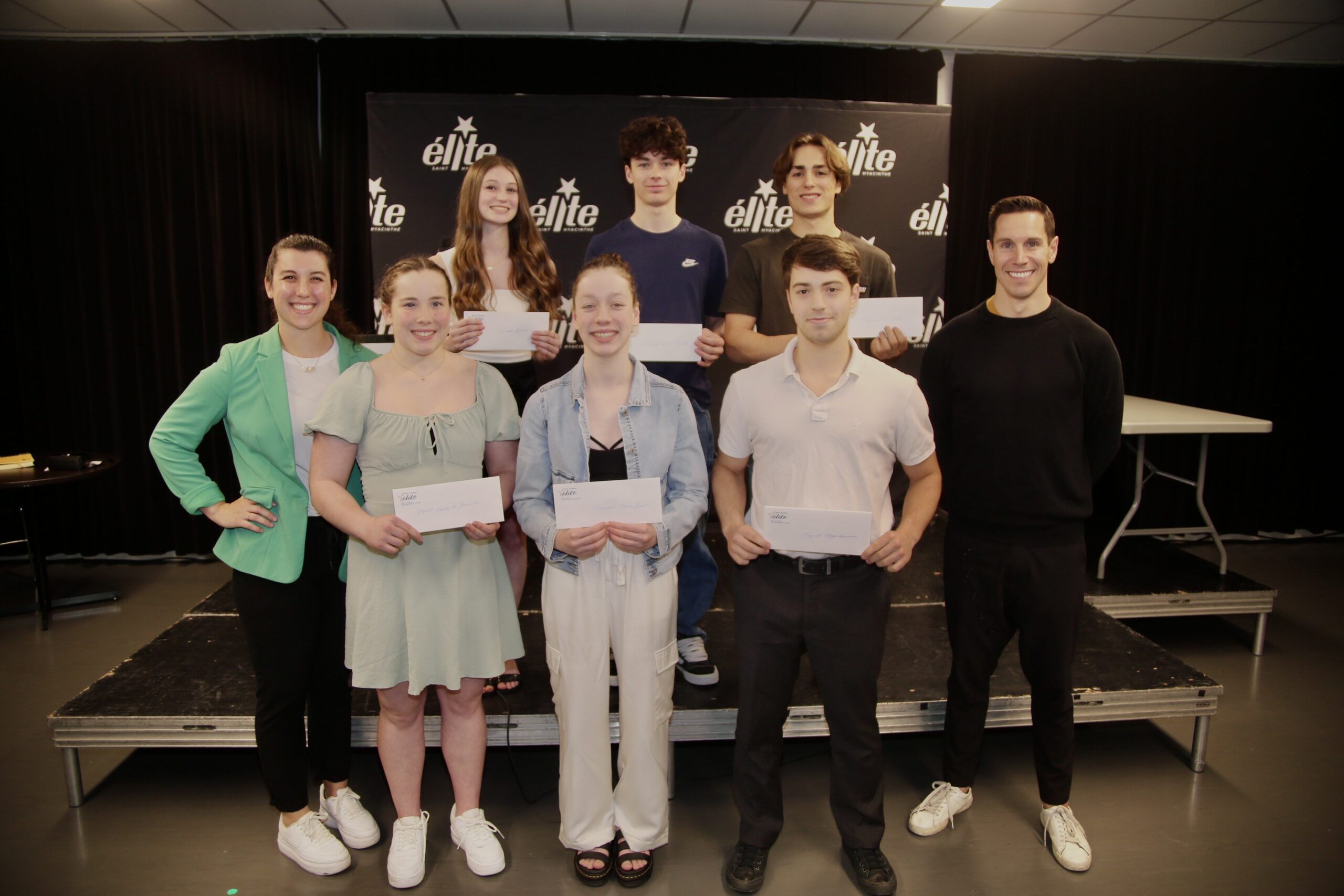 Les boursiers d’excellence du 35e gala de Saint-Hyacinthe élite : à l’avant, Charlotte Simoneau (haltérophilie), Charlie Breault (natation artistique) et Ulysse Desmarais (karaté), puis à l’arrière, Amanda Lévesque (natation artistique), Justin Rajotte (trampoline) et Jean Mathieu (trampoline). Ils sont en compagnie des deux conférenciers de la soirée, Tali Darsigny (à gauche) et David Girard (à droite). Photo Robert Gosselin | Le Courrier ©