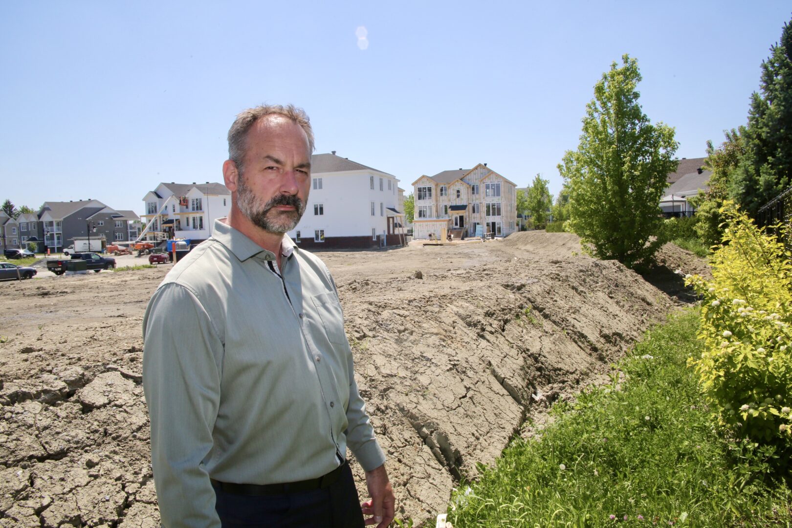 Résident au Domaine sur le Vert, Ghislain Houde dénonce la Ville de Saint-Hyacinthe qui a transmis ses informations personnelles à un promoteur après avoir porté plainte. Photo Robert Gosselin | Le Courrier ©