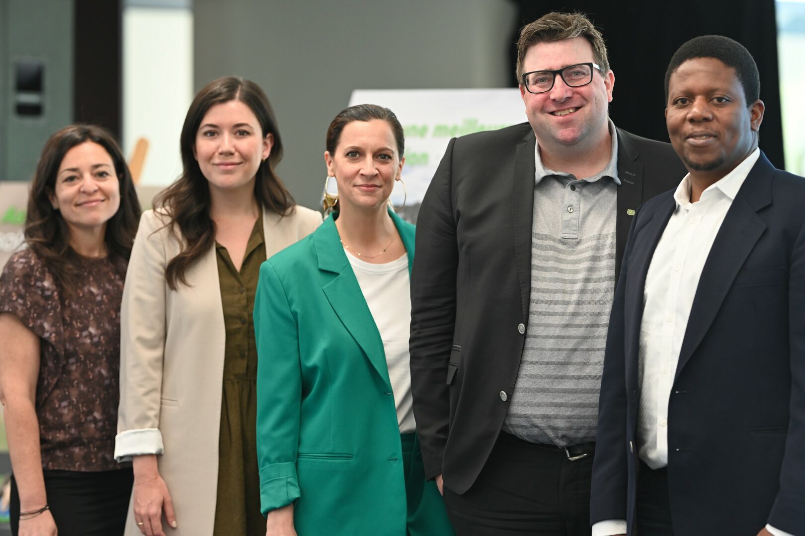 Isabelle Bittar, directrice générale chez Expansion PME et représentante de la Stratégie bioalimentaire Montérégie, Catherine Fournier, mairesse de la Ville de Longueuil et présidente de la Table de concertation régionale de la Montérégie, Marie-Soleil Michon, porte-parole de la campagne, Jérémie Letellier, président de la Fédération de l’UPA de la Montérégie, et Gaétan Pierre, directeur régional - secteur ouest, direction de la Montérégie, du ministère de l’Agriculture, des Pêcheries et de l’Alimentation. Photo Jarold Dumouchel