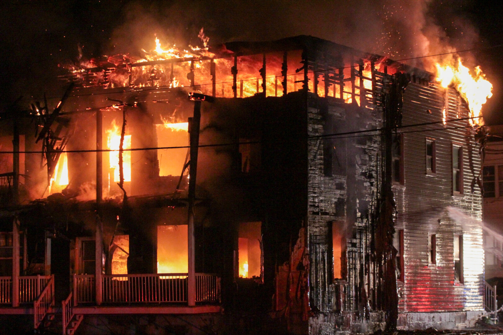 Un violent incendie a complètement ravagé un immeuble de l’avenue Sainte-Anne, le 30 mai. Photo Adam Bolestridge | Le Courrier ©
