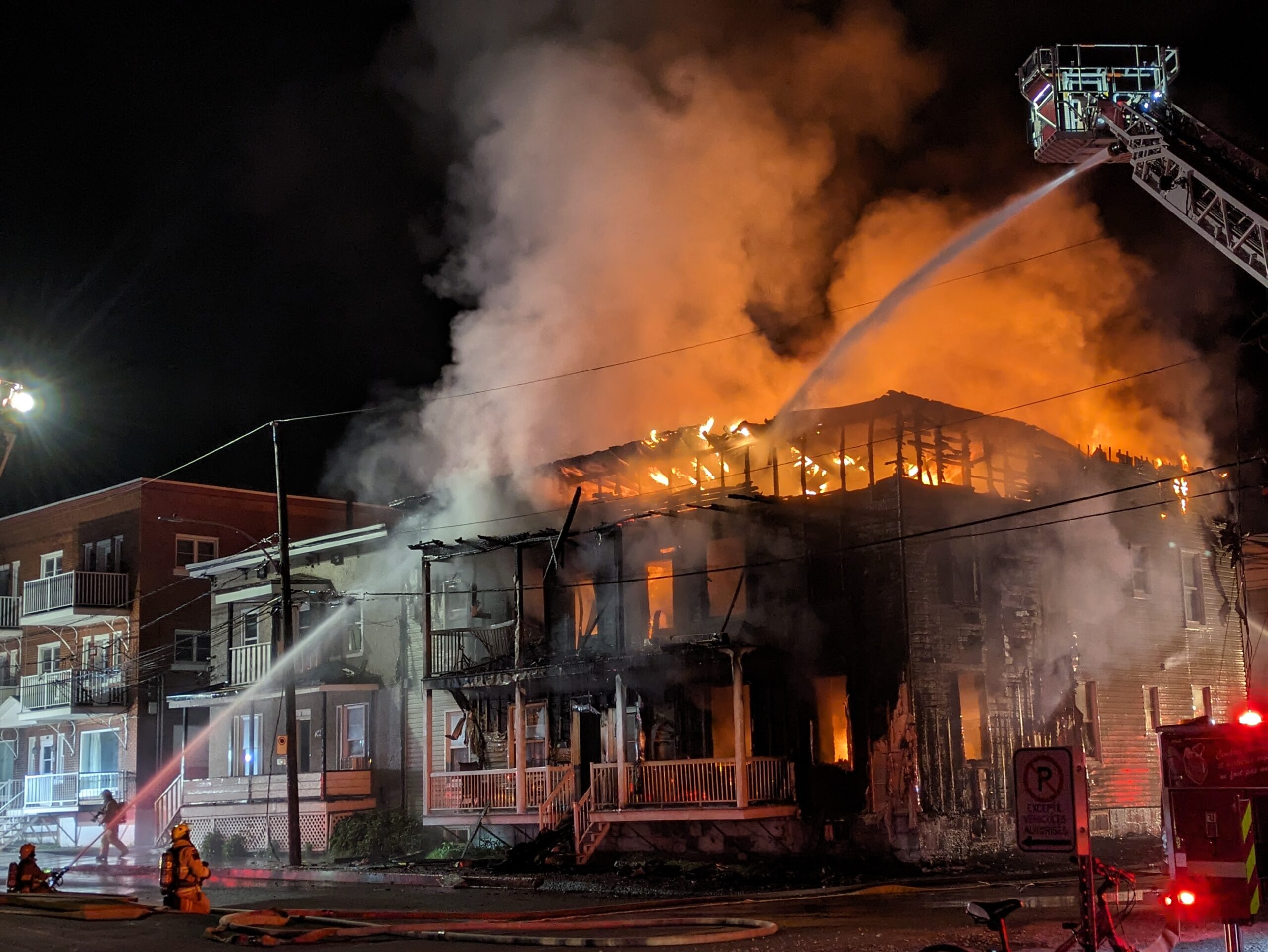 Les pompiers ont lutté contre les flammes toute la nuit. Photo Adam Bolestridge | Le Courrier ©