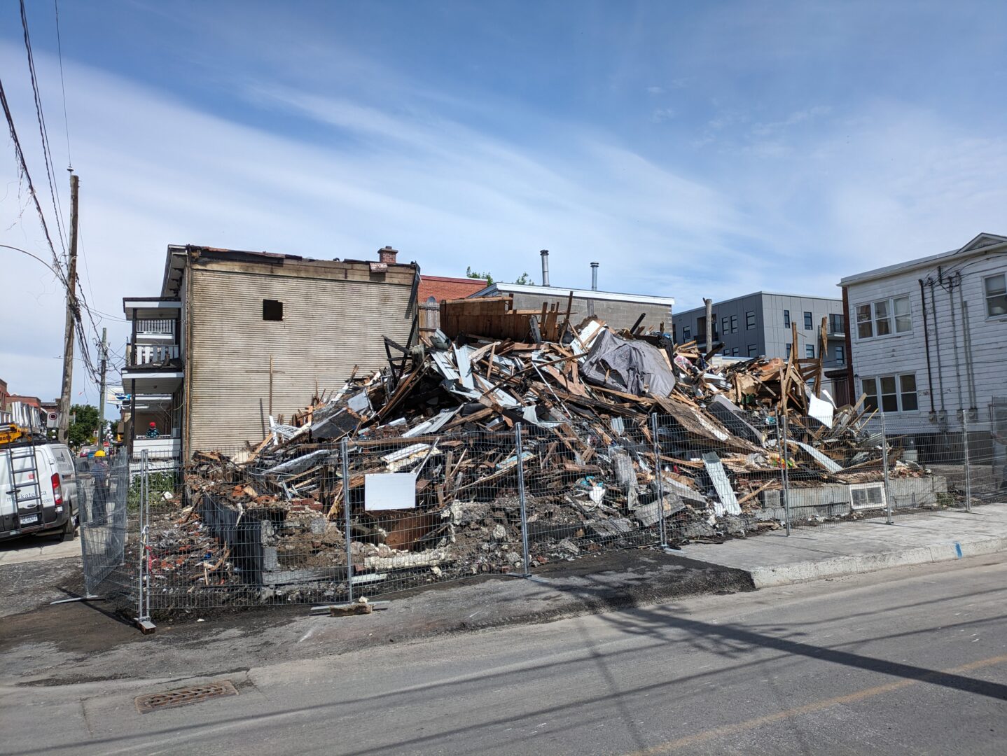 L’immeuble a été démoli à l’aide d’une pelle mécanique, le 31 mai, vers 4 h 30. Photo Adam Bolestridge | Le Courrier ©