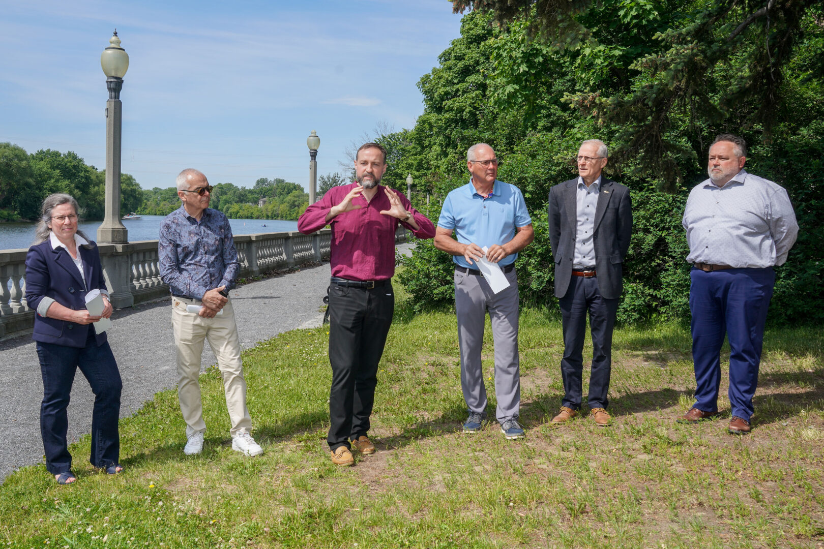 La directrice générale de l’OBV Yamaska, Sonia Daoust, le maire de Saint-Damase, Alain Robert, le député de Saint-Hyacinthe–Bagot, Simon-Pierre Savard-Tremblay, le maire de Saint-Pie, Mario St-Pierre, le maire de Saint-Césaire, Luc Forand, et le maire de Saint-Hyacinthe, André Beauregard. Photo François Larivière | Le Courrier ©