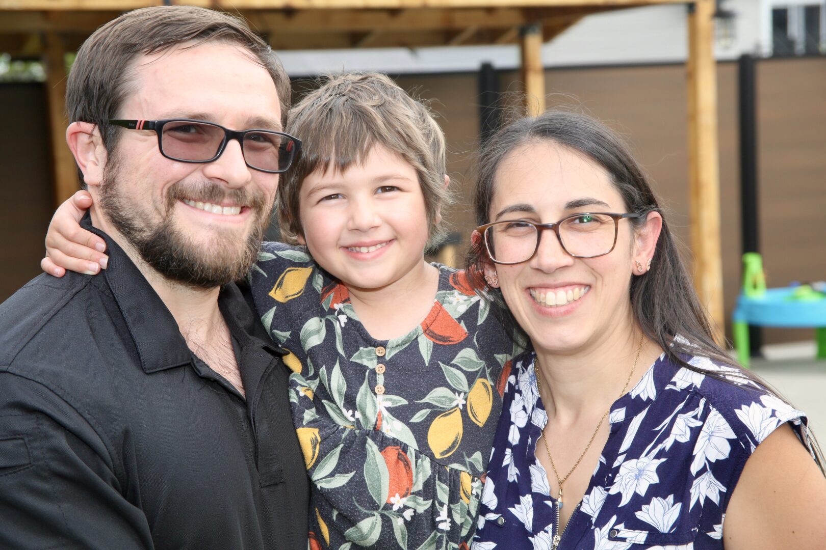 François Bazinet, Aria Bazinet, enfant-héros des parcours Découverte du Tour CIBC, et Mari-Pier Flibotte sont heureux de s’impliquer auprès de la Fondation Charles-Bruneau. Photo Robert Gosselin | Le Courrier ©