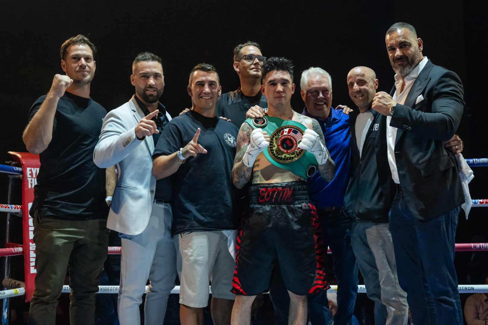 Le Maskoutain Michael Gadbois (troisième à partir de la gauche) sera dans le coin du boxeur Steve Claggett pour son combat de championnat du monde le 29 juin. Photo Vincent Éthier - EOTTM