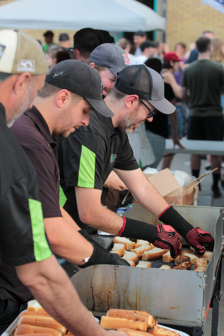 Pas moins de 3000 hot-dogs ont été servis aux quelque 2000 participants. Photo Adam Bolestridge | Le Courrier ©