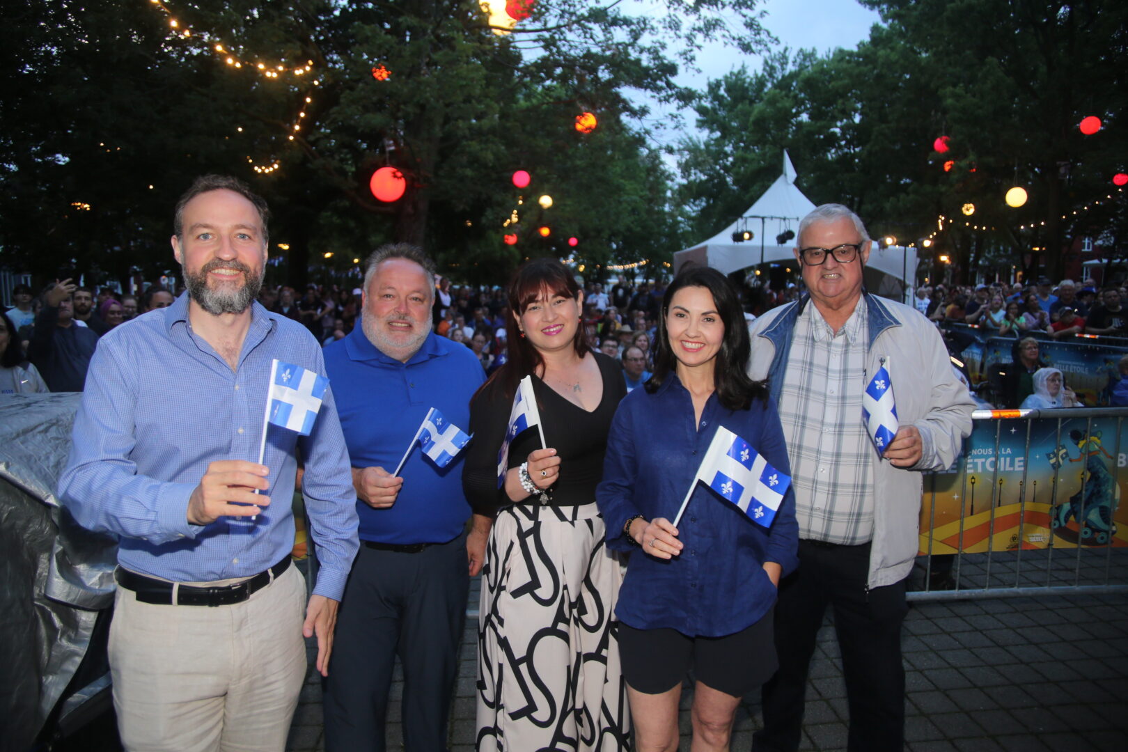 Le député de Saint-Hyacinthe–Bagot, Simon-Pierre Savard-Tremblay, le maire de Saint-Hyacinthe, André Beauregard, Johana Botero Giraldo, la députée de Saint-Hyacinthe, Chantal Soucy, et le président de la Société Saint-Jean-Baptiste Richelieu-Yamaska, Robert Marquette, ont pris la parole lors des discours protocolaires avant le spectacle de La Bottine Souriante.