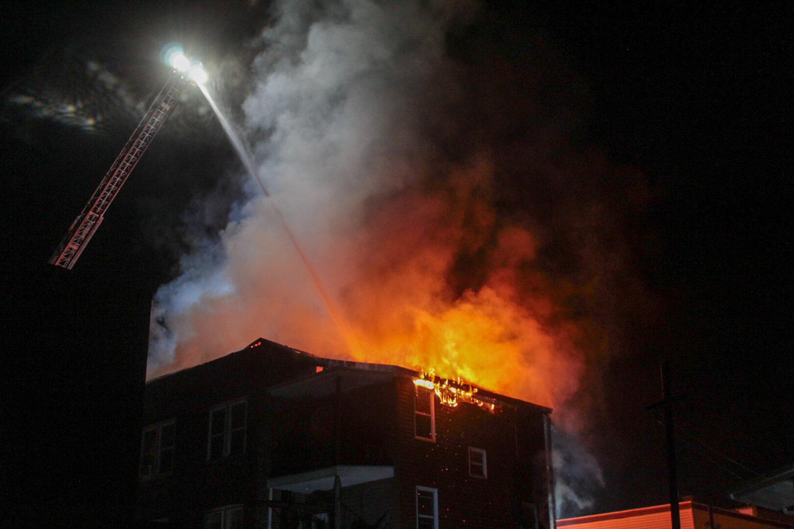 Un autre immeuble à logements de Saint-Hyacinthe a été la proie d’un incendie, cette fois sur l’avenue Bourdages Nord dans la nuit du 15 au 16 juin. Photo Adam Bolestridge | Le Courrier ©