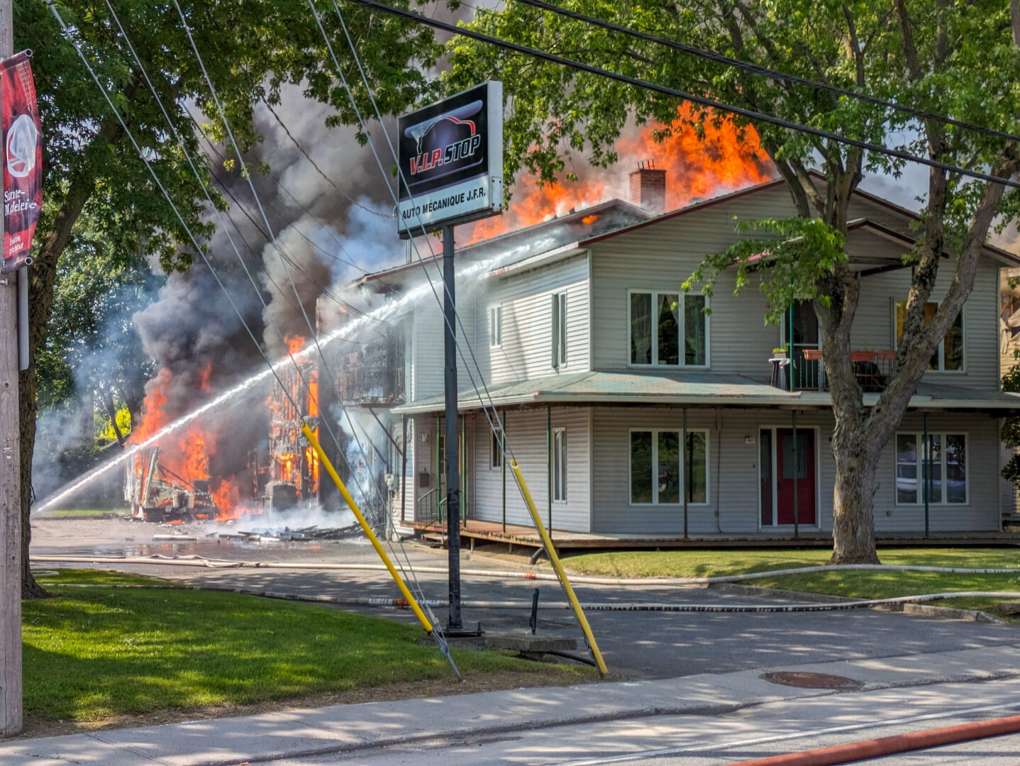 Une étincelle survenue lors de travaux de mécanique dans un atelier du boulevard Laurier a provoqué l’incendie de trois immeubles à Sainte-Madeleine, le 4 juin. Photo Adam Bolestridge | Le Courrier ©