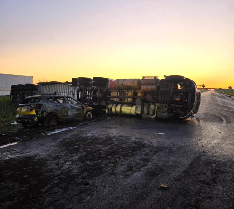 Une collision entre deux véhicules sur l’autoroute 20 survenue dans la nuit du 20 au 21  juillet a per-turbé la circulation pendant plus de 12 heures entre Saint-Hyacinthe et Belœil. 
Photo Remorquage St-Hyacinthe