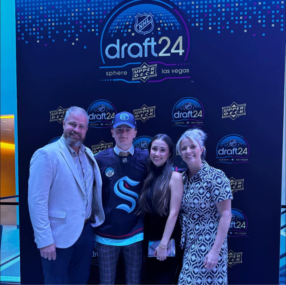 Alexis Bernier pose fièrement dans le chandail du Kraken de Seattle. Il est entouré de son père, David Bernier, de sa sœur, Jade, puis de sa mère, Catherine St-Martin. Photo gracieuseté