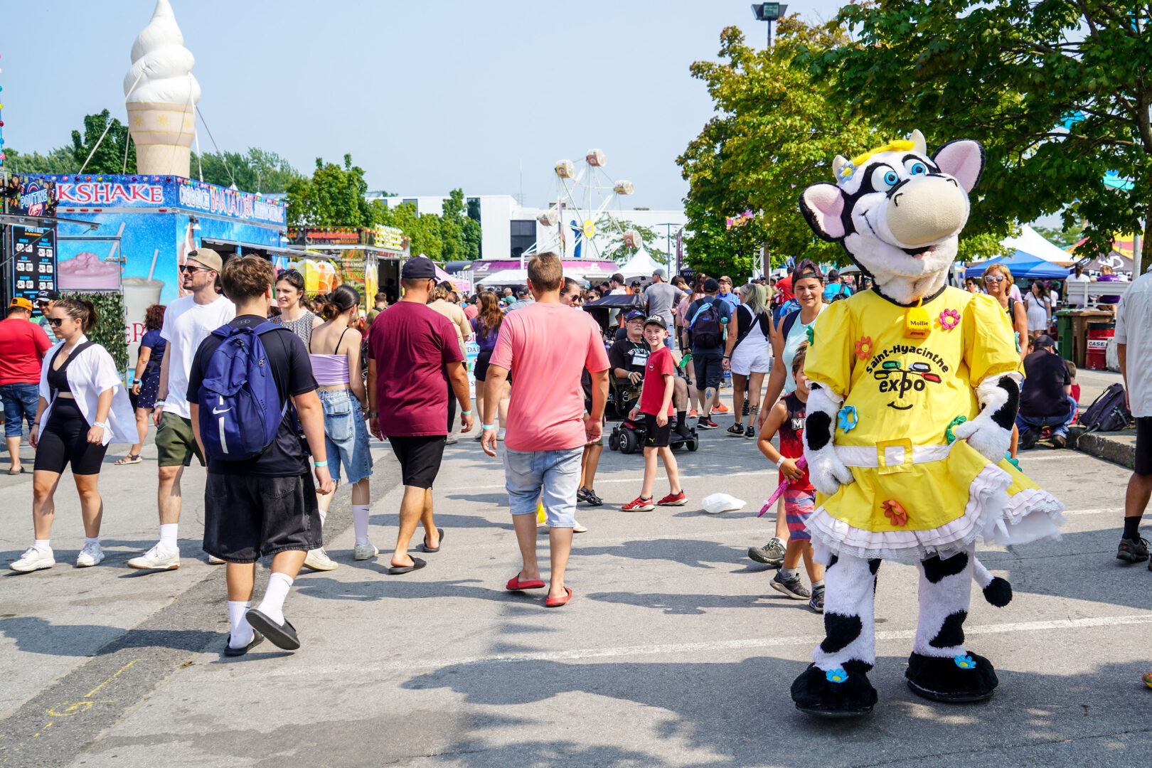 Un bain de foule et un bain de soleil pour Mollie, la mascotte de l’Expo agricole de Saint-Hyacinthe. Photo François Larivière | Le Courrier ©