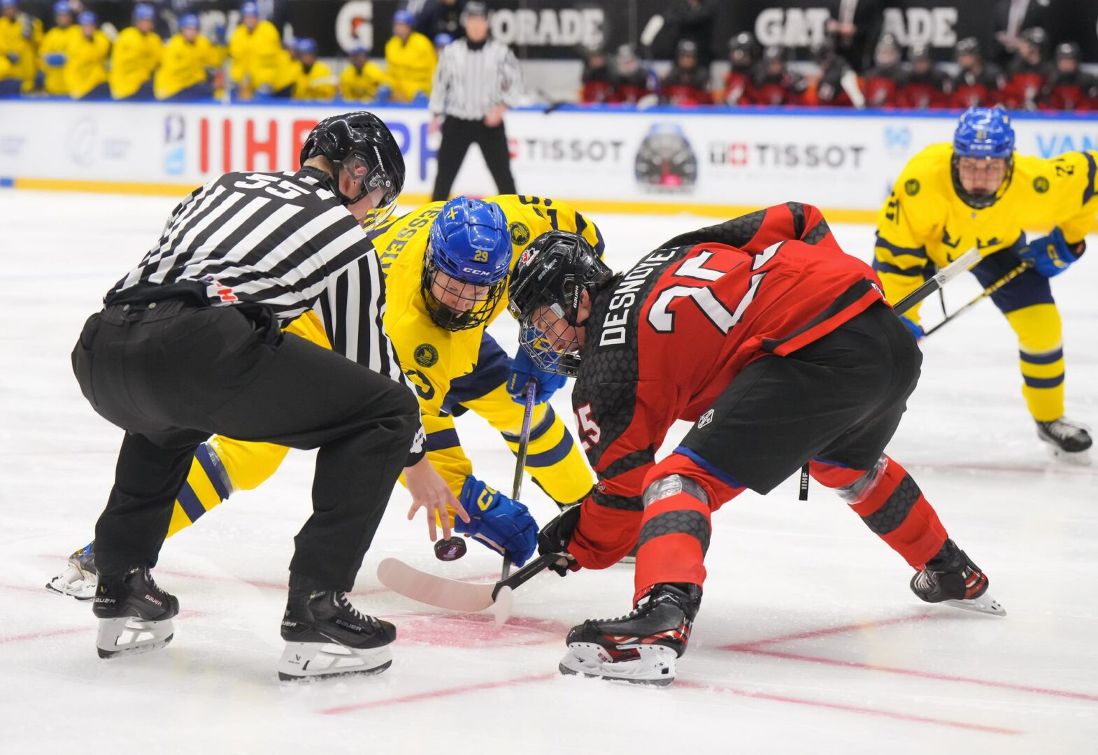 Après le Défi mondial de hockey des moins de 17 ans et le Championnat du monde des moins de 18 ans, Caleb Desnoyers participera à la Coupe Hlinka-Gretzky avec Équipe Canada. Photo Hockey Canada