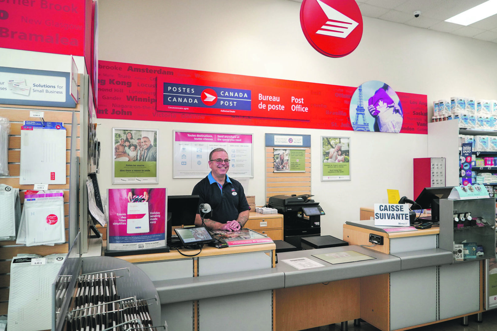 Les services postaux spécialisés qui étaient offerts aux comptoirs postaux des pharmacies Jean Coutu des secteurs de Douville et du centre-ville à Saint-Hyacinthe seront transférés à la succursale des Galeries St-Hyacinthe à compter du 30 juillet. Photo François Larivière | Le Courrier ©