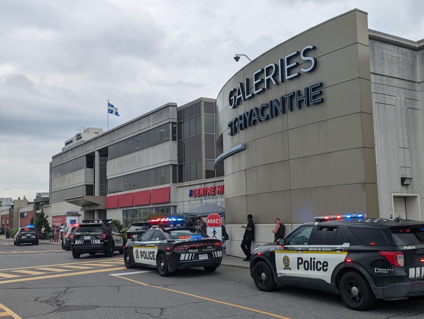 Un confinement barricadé préventif en raison de deux suspects possiblement armés a été déclenché aux Galeries St-Hyacinthe, hier au midi. Photo Adam Bolestridge | Le Courrier ©