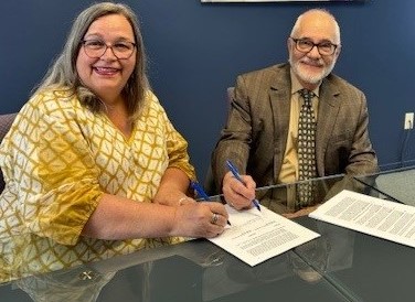 L’ex-présidente du conseil d’administration du Centre de pédiatrie sociale Grand Galop, Chantal Pelletier, et le président du conseil d’administration du Centre de bénévolat de Saint-Hyacinthe, Germain Benoit, lors de la signature de l’entente de location de la Maison Benoit-Benoit. Photo gracieuseté