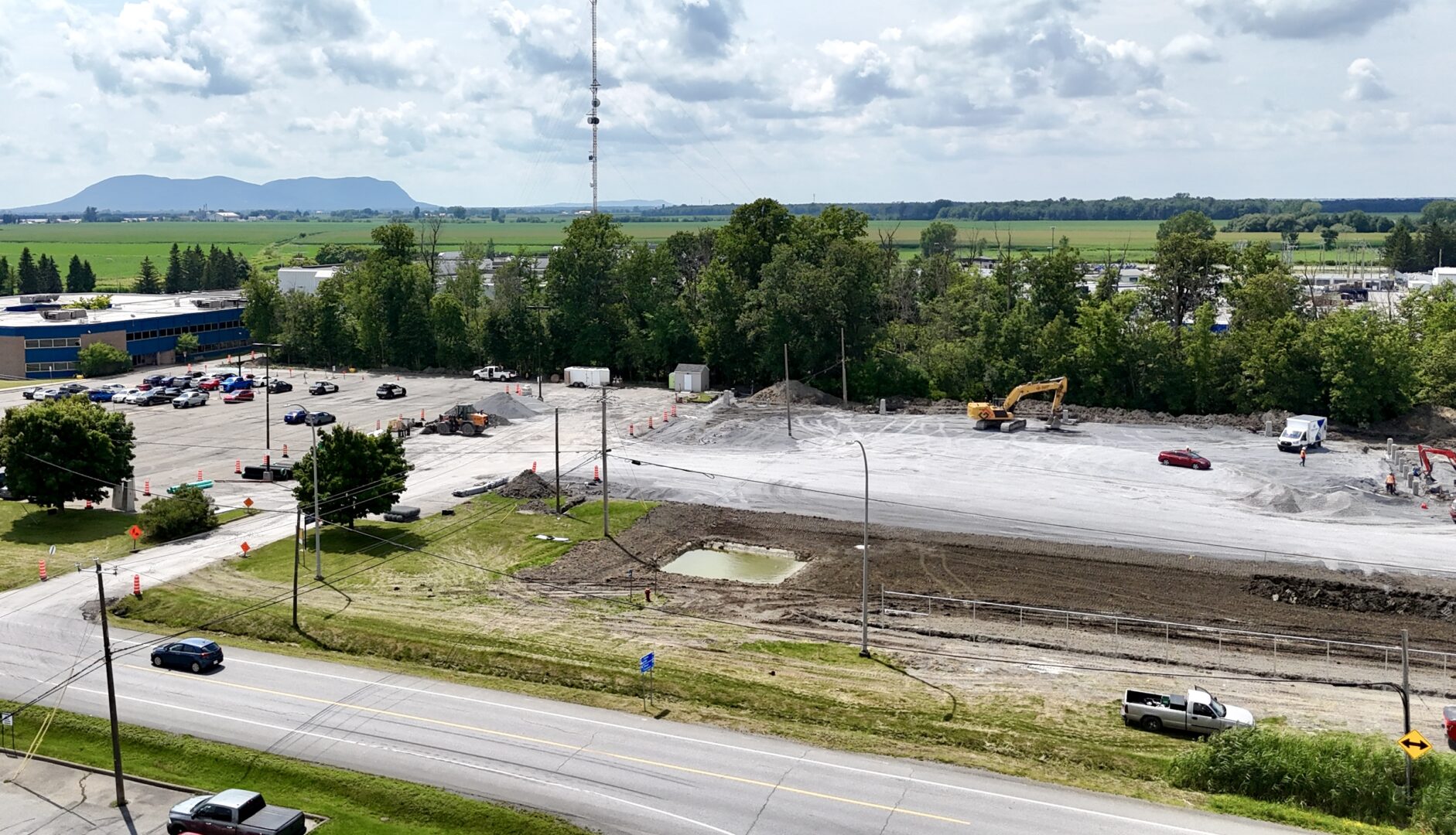 Des travaux de génie civil ont commencé en juillet sur le site d’Hydro-Québec sur l’avenue Pinard à Saint-Hyacinthe. Photo Robert Gosselin | Le Courrier ©