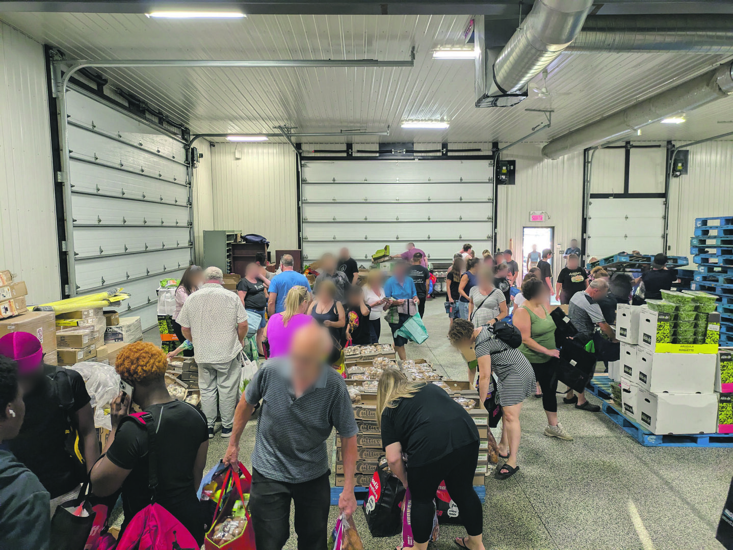 Le 23 juillet en soirée, près de 500 Maskoutains ont pu obtenir gratuitement de la nourriture contenue dans le camion qui s’est renversé sur l’autoroute 20 la fin de semaine dernière.Photo Adam Bolestridge | Le Courrier ©