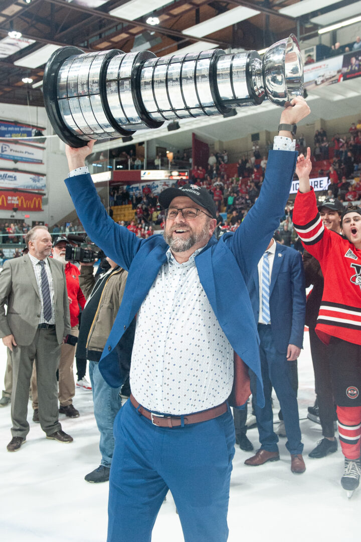 À sa première saison à titre de directeur général des Voltigeurs de Drummondville, le Maskoutain Yanick Lemay a réussi à assembler l’équipe championne des séries éliminatoires de la LHJMQ. Photo Ghyslain Bergeron Photo Ghyslain Bergeron