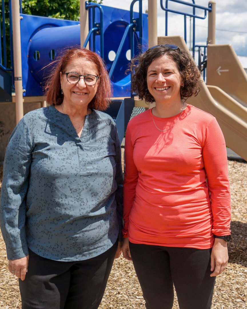 La directrice générale du CPE Les P’tites Pies, Marie-Andrée Gendron, et la présidente du conseil d’administration, Marie-Ève Bernard, espèrent que des entrepreneurs voudront réaliser l’agrandissement à un prix raisonnable afin de pouvoir accueillir 21 enfants de plus en 2025. Photo François Larivière | Le Courrier ©