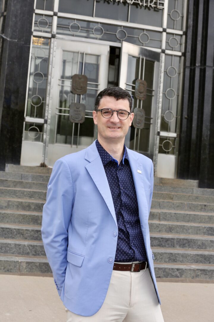 Le doyen de la Faculté de médecine vétérinaire, David Francoz, ne chôme pas depuis un an. Photo Robert Gosselin | Le Courrier ©