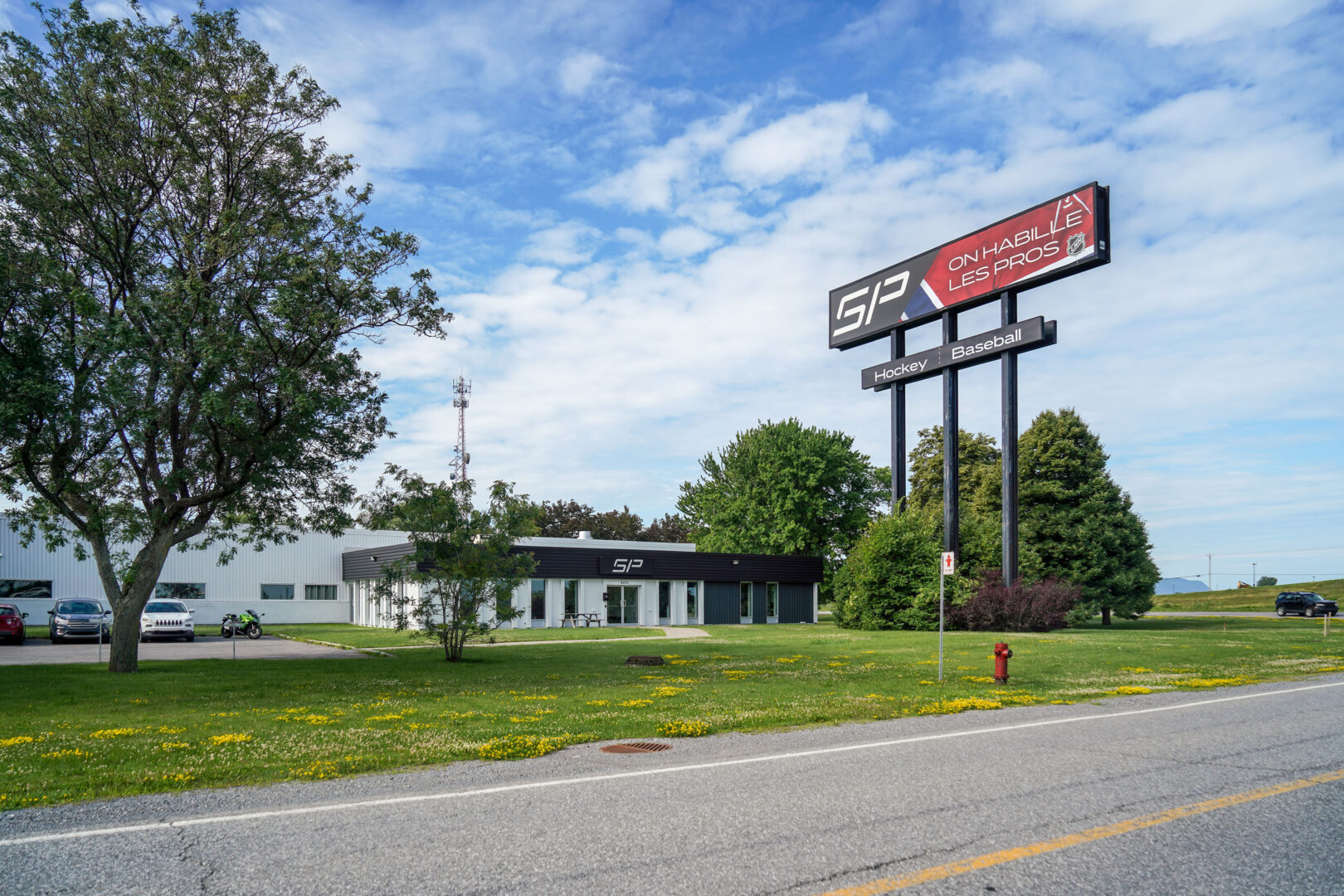 C’est au sein de son usine de la rue Picard à Saint-Hyacinthe que l’entreprise SP fabrique en ce moment tous les uniformes de hockey de la LNH pour la saison prochaine. Photo François Larivière | Le Courrier ©