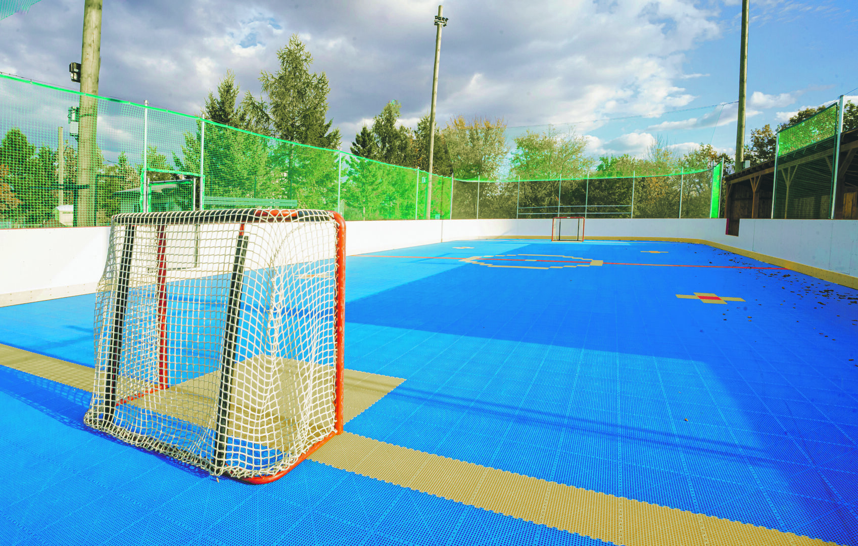 L’installation de cette surface de dek hockey à Saint-Hugues a été financée en 2021 par le Fonds de développement rural (FDR) de la MRC des Maskoutains. Photo gracieuseté