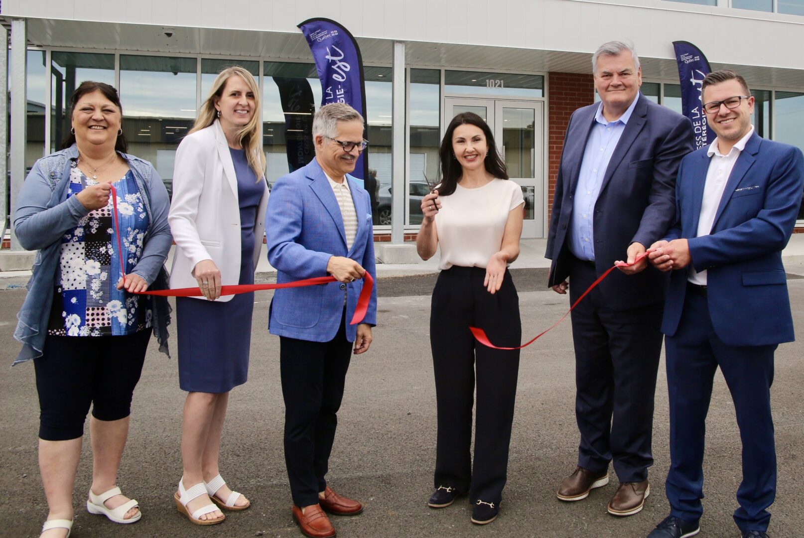 Le nouveau GMF-U Richelieu-Yamaska a été inauguré le 21 juin en présence de la conseillère en bâtiment et responsable du projet, Brigitte Pichet, de la directrice de l’enseignement et de la recherche du CISSS de la Montérégie-Est, Sophie Poirier, du président-directeur général du CISSS de la Montérégie-Est, Bruno Petrucci, de la députée de Saint-Hyacinthe, Chantal Soucy, du directeur des services techniques du CISSS, Daniel Fillion, et du chef administratif du GMF-U Richelieu-Yamaska, Cédric Boissonneault. Photo Robert Gosselin | Le Courrier ©