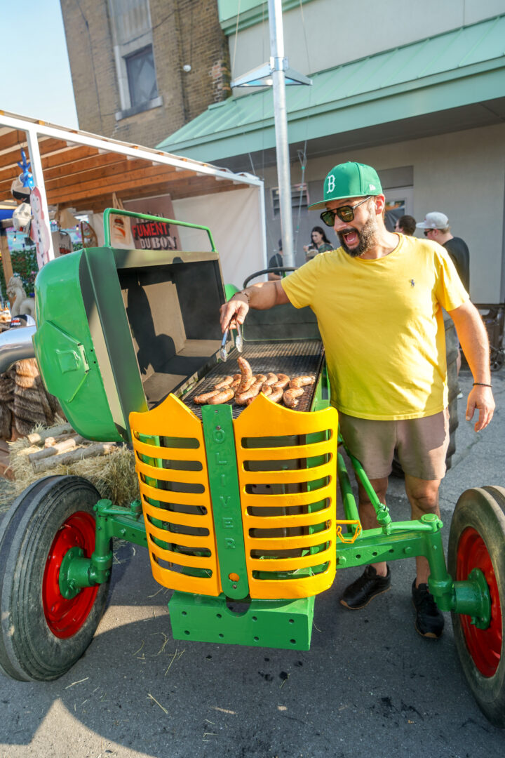 Félipé St-Laurent en pleine cuisson de sa saucisse concoctée spécialement pour l’Expo, le 26 juillet. Photo François Larivière | Le Courrier ©