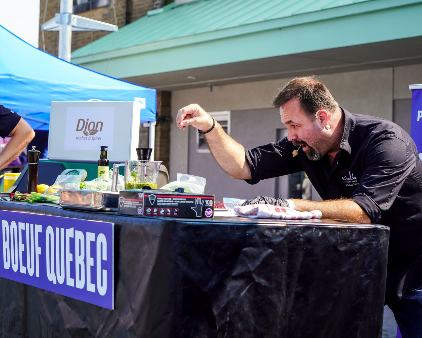 Le chef Jonathan Garnier à l’œuvre lors du concours de BBQ, le 28 juillet. Photo François Larivière | Le Courrier ©