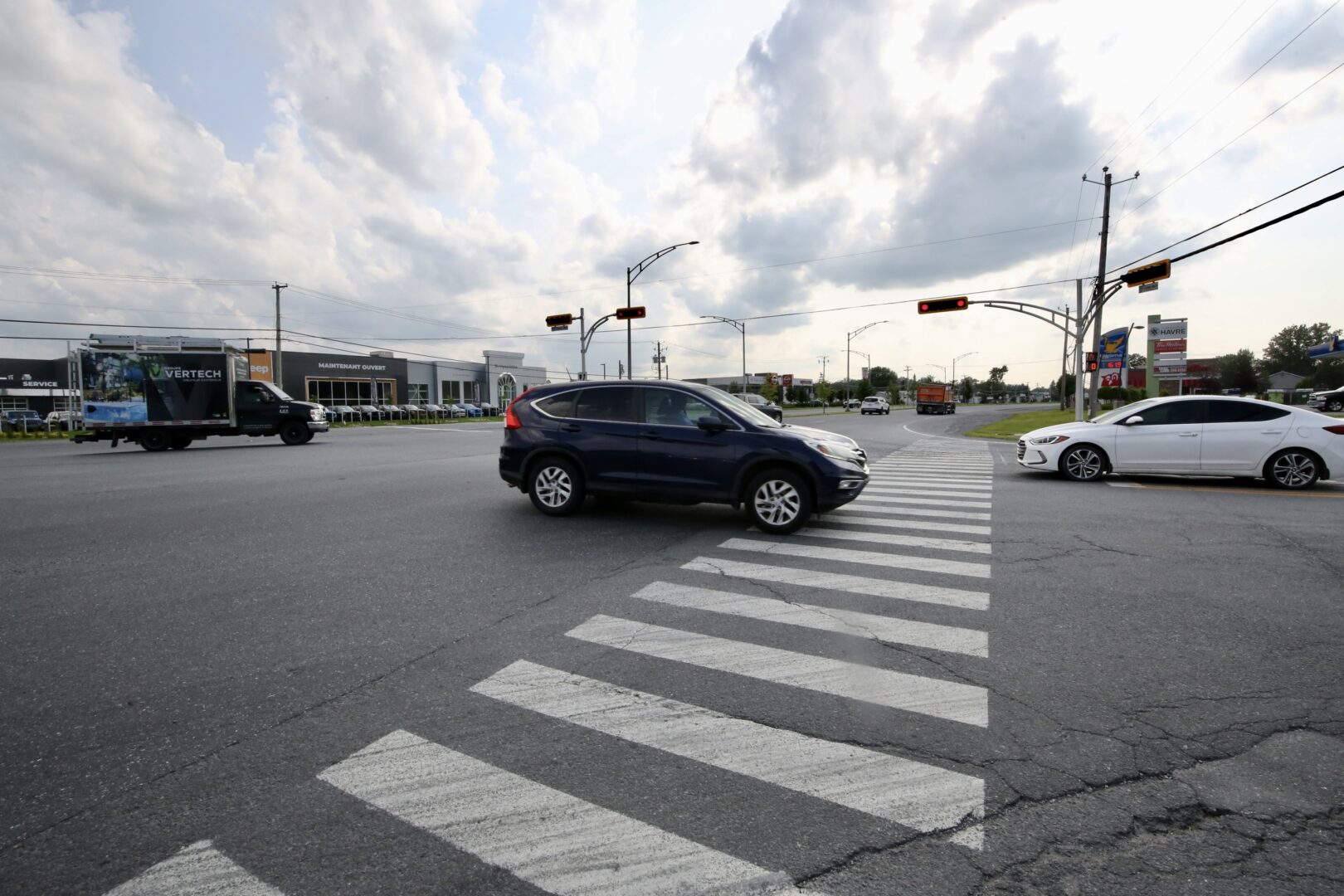 Le réaménagement de l’intersection des boulevards Casavant Ouest et Laurier Ouest se réalisera d’ici la mi-octobre. Photothèque | Le Courrier ©