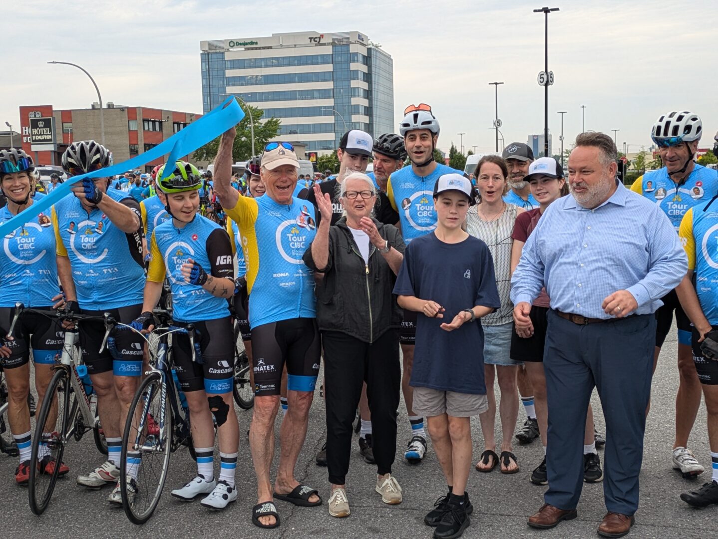 Une cérémonie organisée à l’Hôtel Sheraton a précédé le départ des cyclistes qui étaient venus en grand nombre pour soutenir la cause de la Fondation Charles-Bruneau. Photo Adam Bolestridge | Le Courrier ©