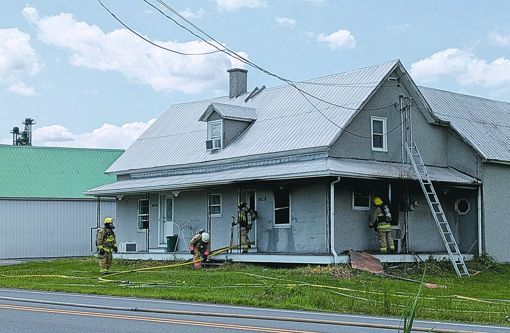 La surchauffe d’un chargeur à batterie a causé un incendie dans la résidence située au 6270, rue des Seigneurs Est à Saint-Hyacinthe. Trois locataires sont privés de leur logement pour le moment. Photo Adam Bolestridge | Le Courrier ©