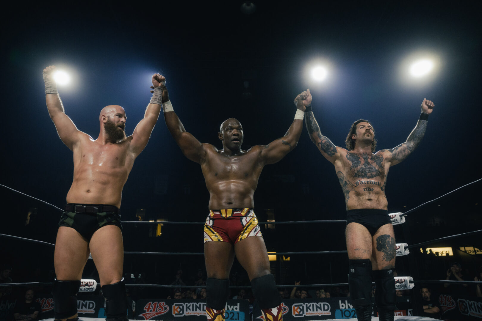 Stu Grayson, Shelton Benjamin et le Maskoutain Mike Marston saluent la foule après leur combat livré lors d’un gala de la NSPW, en juin. Photo André Beaupré