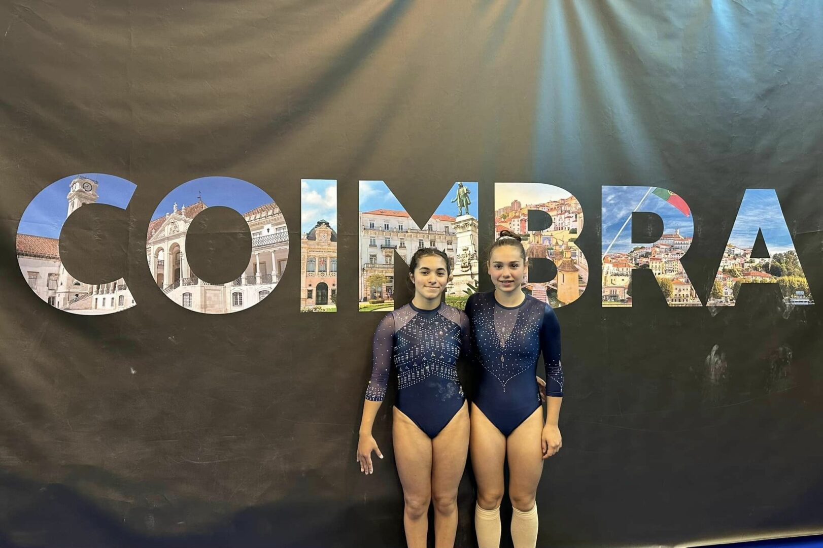 La gymnaste Angéline Mathieu (à droite) a réussi à se hisser au 5e rang dans son groupe d’âge en tumbling lors d’une compétition au Portugal. Photo gracieuseté