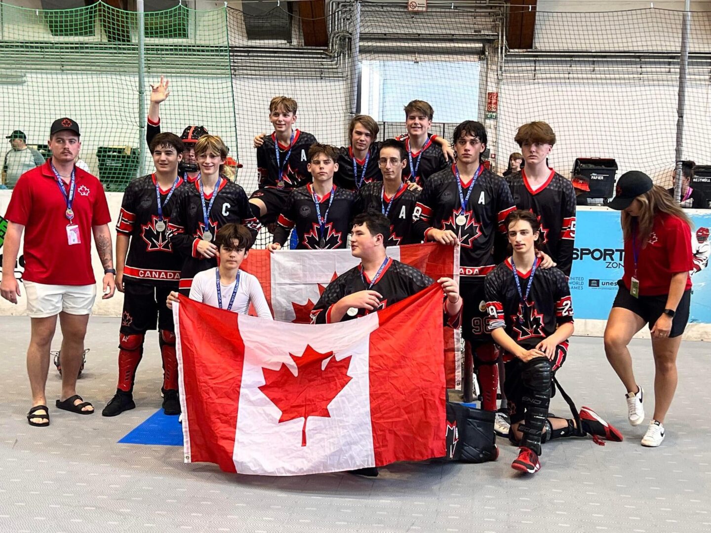 L’équipe canadienne U15 de hockey balle après la récolte de la médaille d’argent aux United World Games. Photo gracieuseté