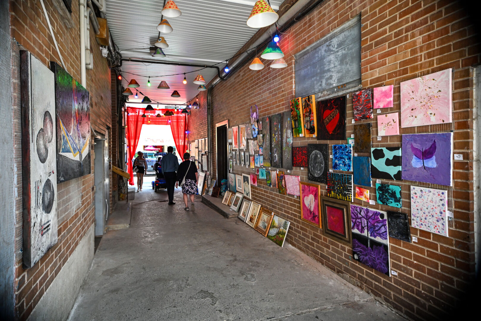 L’entrée de la ruelle où plusieurs œuvres étaient exposées.