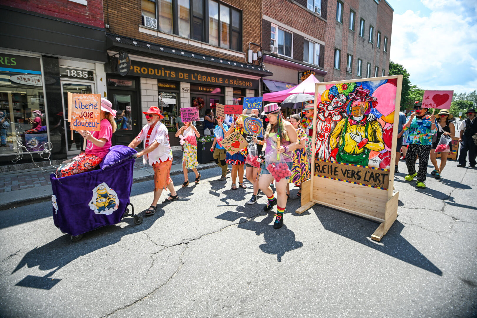 Pour propager le « Manifeste du bonheur », les organisateurs de La ruelle vers l’art ont mené un défilé de clowns sur la rue des Cascades samedi après-midi.