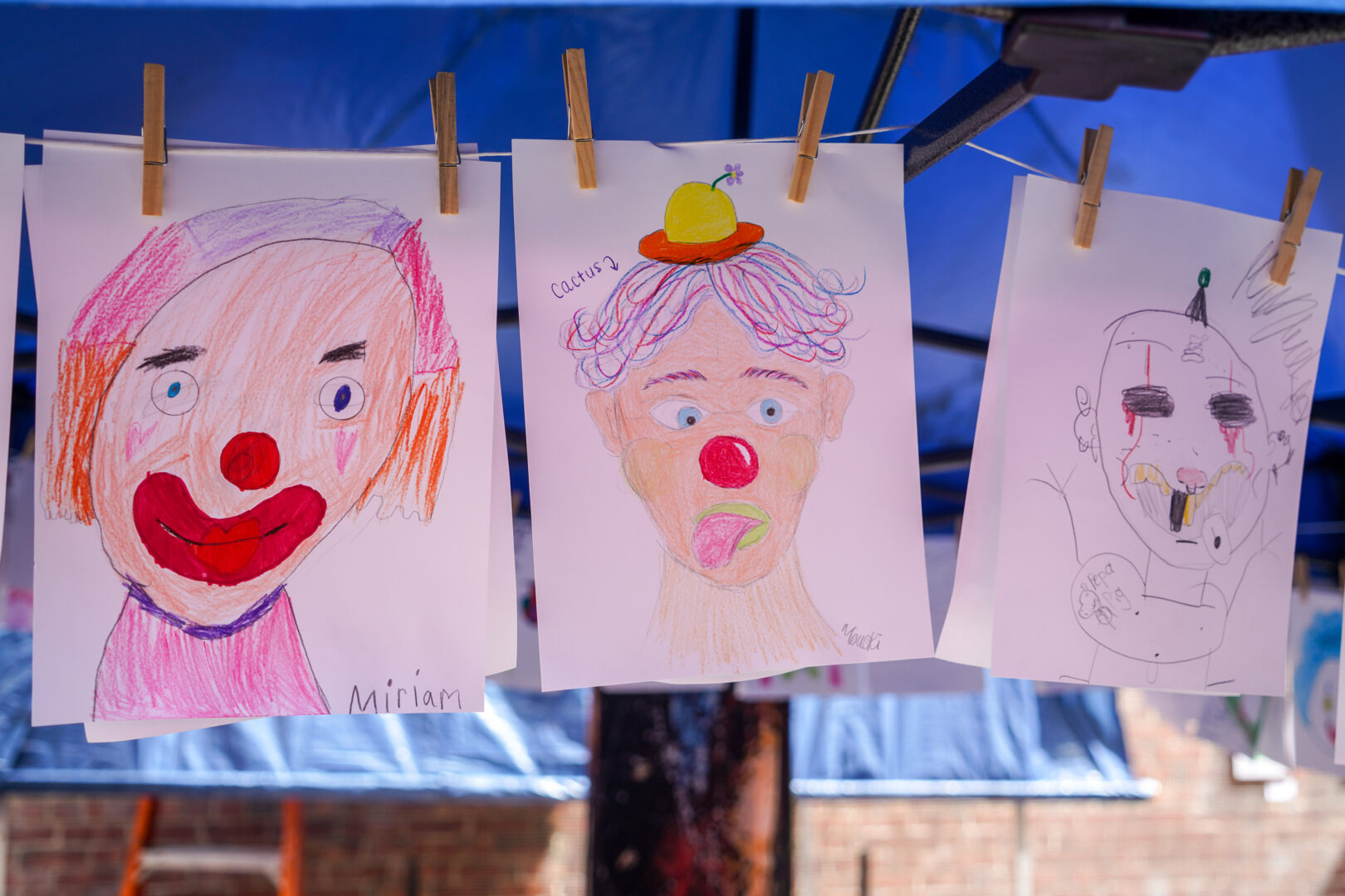 Pour sa première édition, La ruelle vers l’art avait pour thème « Sors ton clown » et les visiteurs étaient invités à dessiner leur propre clown afin de les afficher dans la ruelle.