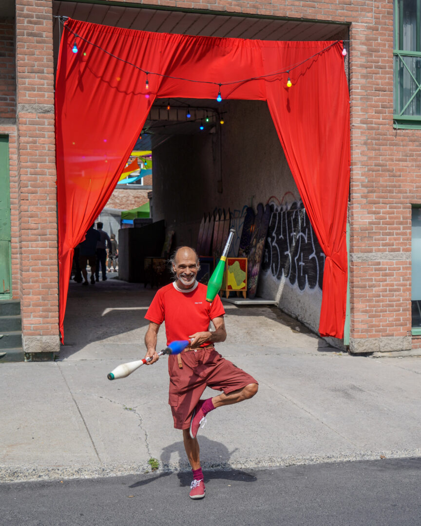 Plusieurs ateliers étaient offerts durant ce festival à vocation artistique et sociocommunautaire, dont des ateliers de jonglerie.