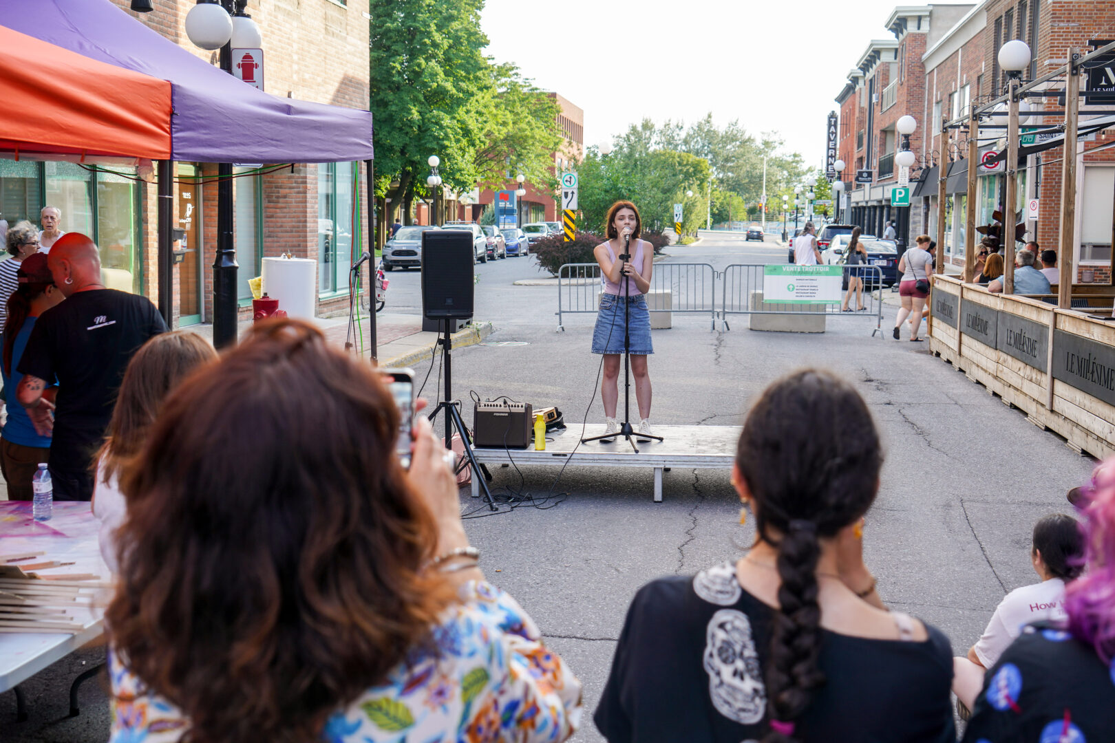 Sur une plateforme aménagée sur la rue des Cascades, des chanteuses amateurs ont pu prendre le micro pour faire entendre leur voix.