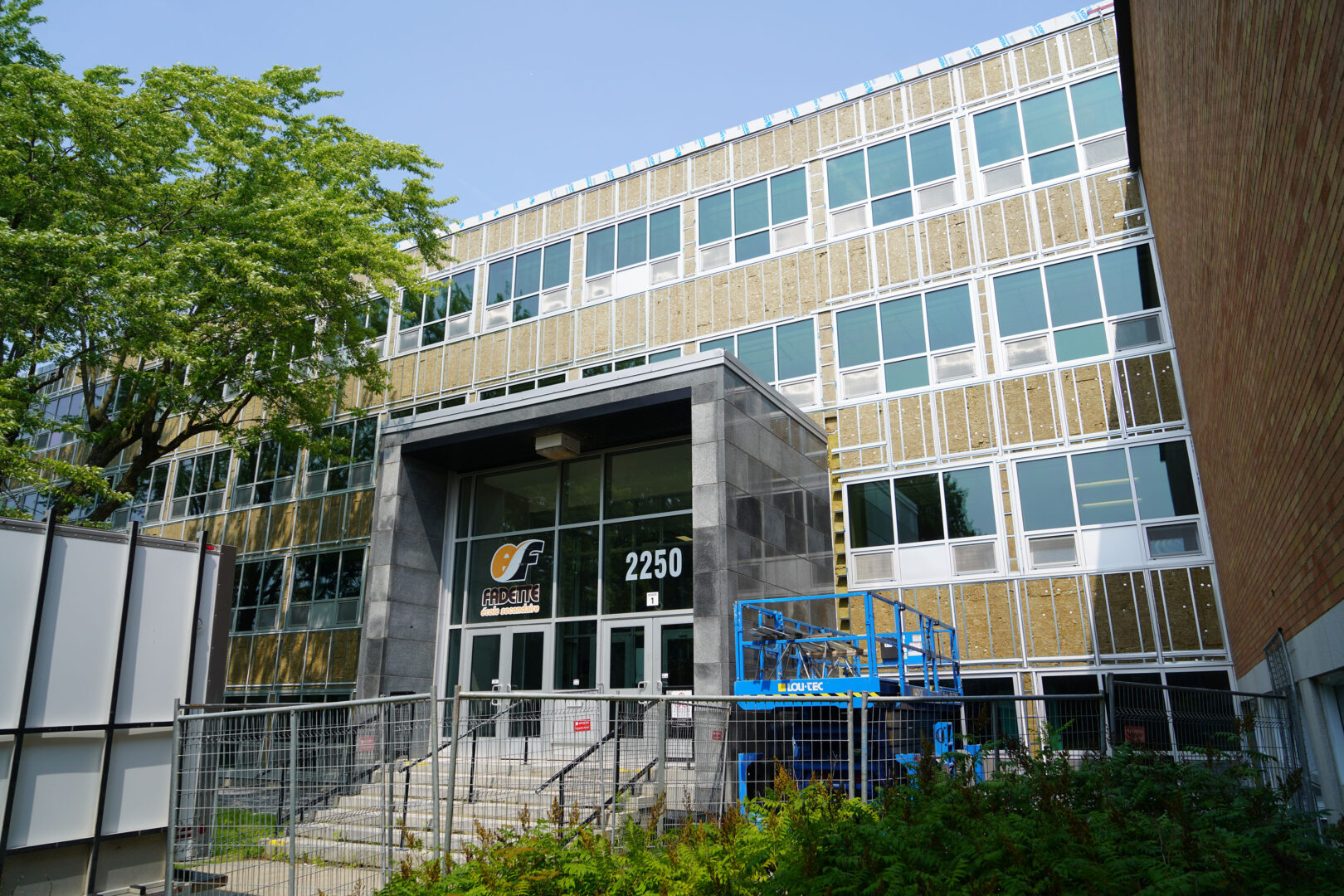 Parmi les grands projets de rénovation du Centre de services scolaire de Saint-Hyacinthe pour la prochaine année, la réfection de l'enveloppe extérieure de l'école secondaire Fadette est le plus important avec un investissement de 4,3 M$. Photo François Larivière | Le Courrier ©